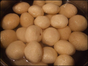 http://www.bharatiya.ru/images/india/food/bengali_roshogolla.jpg